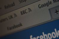 Dipendenza da internet, ecco perch Facebook fa ingrassare 