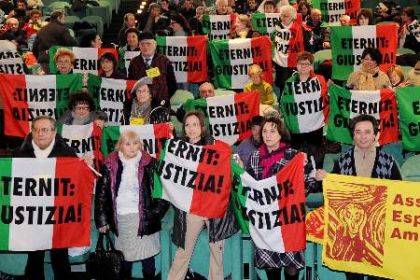 L'attesa della lettura della sentenza del processo Eternit all'interno del tribunale di Torino.