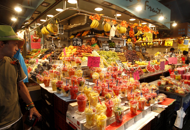 Stand mit Früchten und Fruchtsäften auf einem Markt in Barcelona