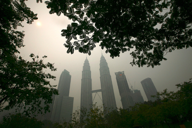 Durch Luftverschmutzung sterben in Asien jährlich 5,1 Millionen Menschen: Kuala Lumpur im Smog. (3. März 2014)